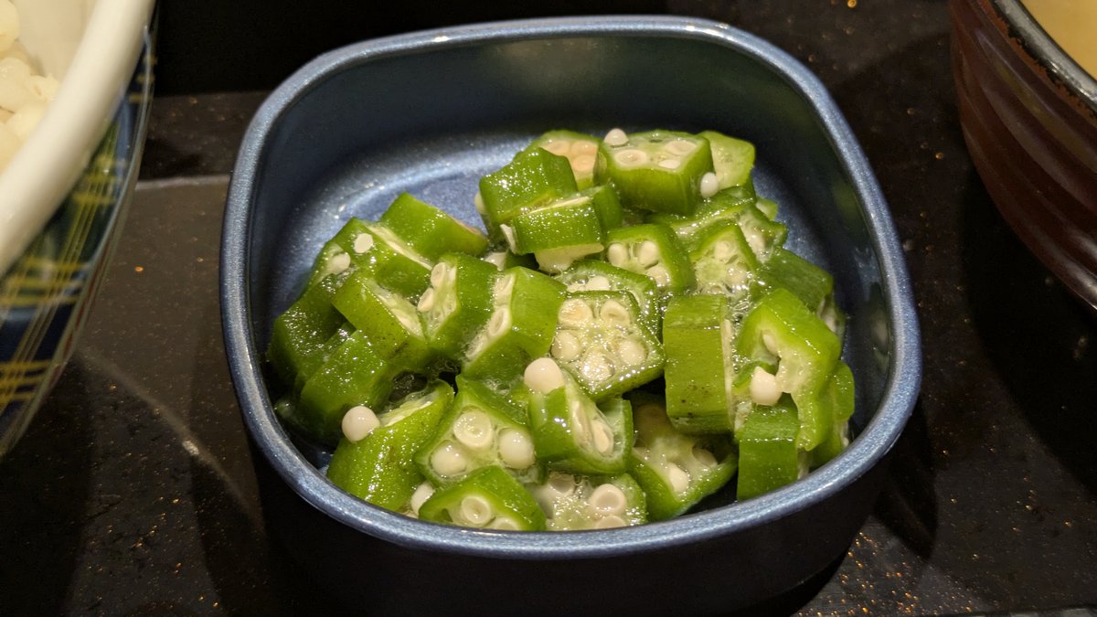 食べやすい大きさに切られた麦とろ牛皿御膳のおくら