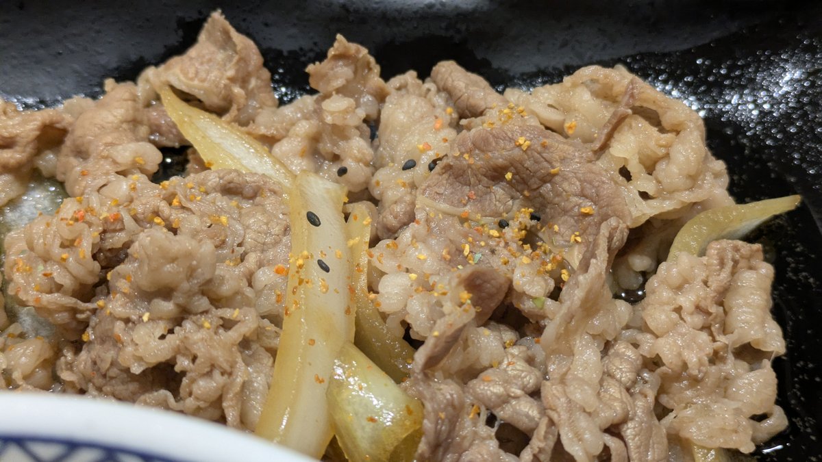 玉ねぎと一緒に盛り付けられた吉野家の牛皿