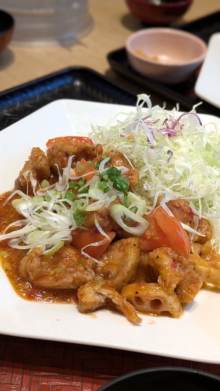 甘辛いチリソースが絡んだ鶏肉とれんこん